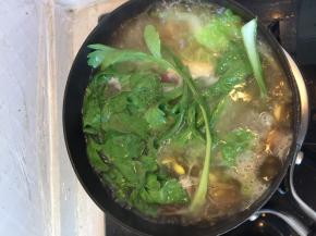 水滚后，加入煎好的豆腐和茼蒿