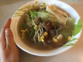 中火继续煮5分钟左右，香喷喷的肥牛锅就出锅啦，冬天吃超级暖和