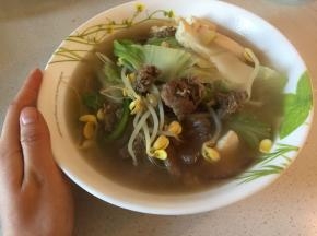 中火继续煮5分钟左右，香喷喷的肥牛锅就出锅啦，冬天吃超级暖和