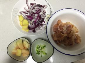将土豆、鸡腿、洋葱洗净，把鸡腿、土豆分别切成块，洋葱切成细条、小葱切碎、姜切片备用