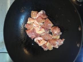 在锅里加少量的油，把鸡腿加入煸几分钟，加入少许盐