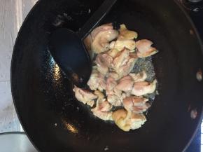 当鸡腿被煸的有些焦黄时，加入料酒让腥味挥发出来