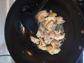 当鸡腿被煸的有些焦黄时，加入料酒让腥味挥发出来