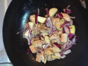 炒出香味后，把鸡腿和香料一起翻炒