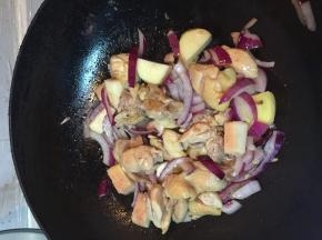 炒出香味后，把鸡腿和香料一起翻炒