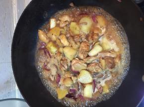 把土豆加入锅里，加入酱油和水，加盐和黑胡椒，煮15分钟