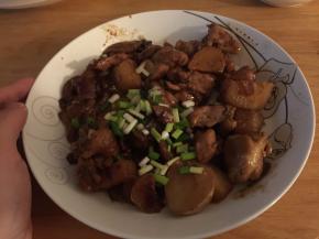 等到土豆和鸡肉熟了之后，出锅撒上葱花即可