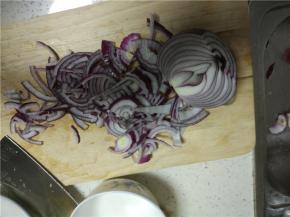 清洗干净的洋葱切丝