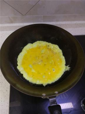 鸡蛋放入碗内打散，锅内加油烧热，放入鸡蛋炒成块，装盘备用