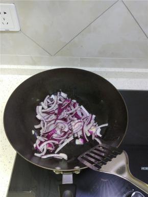 锅内再次加油，烧热之后加入切好的洋葱，加入适量的盐和醋进行调味