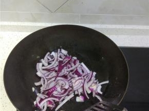 锅内再次加油，烧热之后加入切好的洋葱，加入适量的盐和醋进行调味