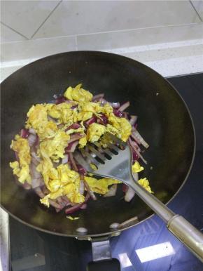 翻炒两分钟加入鸡蛋