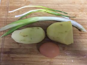 将土豆、大葱、小葱洗净，准备一个鸡蛋