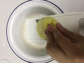 将土豆擦丝，大葱切碎