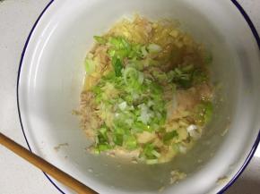 土豆擦丝后加入大葱末