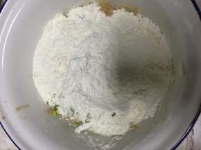 碗里再加入适量面粉，能把土豆丝盖住即可