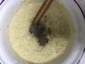 加入黑胡椒粉、五香粉，加入适量水，1勺半盐，搅拌均匀，干湿程度如图