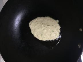 在锅里放入少量油，油热后倒入少量面糊糊