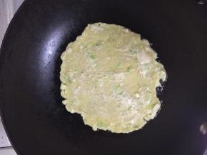 将面糊糊慢慢绕圈圈摊开，注意别摊破了哈