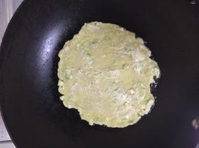 将面糊糊慢慢绕圈圈摊开，注意别摊破了哈