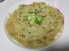 按照上述方法，一碗糊糊可以摊5-6个土豆饼，撒上小葱花