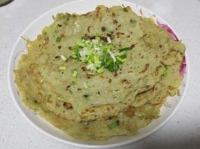 按照上述方法，一碗糊糊可以摊5-6个土豆饼，撒上小葱花