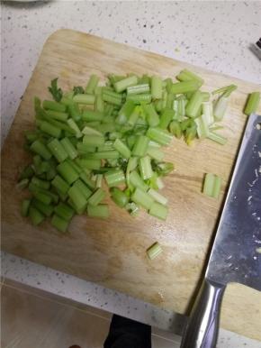 芹菜切小段备用