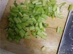 芹菜切小段备用