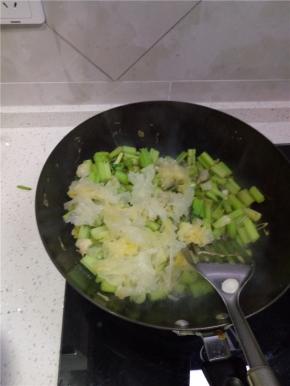 锅内放油放入葱姜蒜爆香加入芹菜进行翻炒，加入银耳百合，放入适量的盐、酱油、醋进行调味