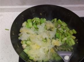 锅内放油放入葱姜蒜爆香加入芹菜进行翻炒，加入银耳百合，放入适量的盐、酱油、醋进行调味