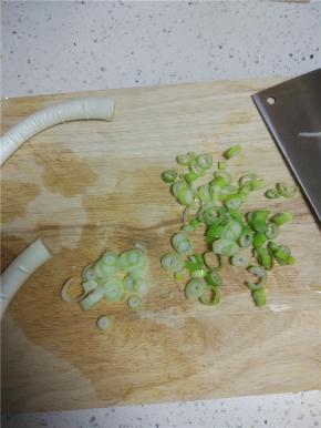葱洗干净，切葱花备用
