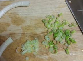 葱洗干净，切葱花备用