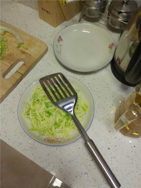 西葫芦买的时候选特别嫩的，可以生吃的那种西葫芦洗净之后擦细丝，备用