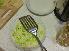 西葫芦买的时候选特别嫩的，可以生吃的那种西葫芦洗净之后擦细丝，备用