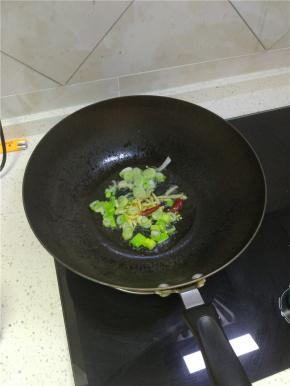 锅内烧热油，加入葱姜蒜，干辣椒爆香