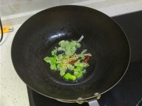 锅内烧热油，加入葱姜蒜，干辣椒爆香