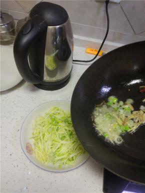 把爆香之后的热油放入西葫芦丝上