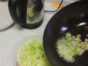 把爆香之后的热油放入西葫芦丝上