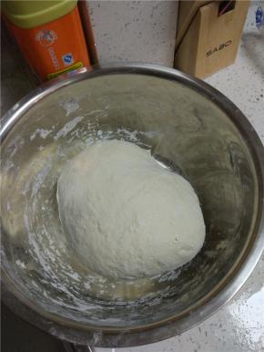 适量的面粉加入一个鸡蛋揉成光滑的面团，醒二十分钟备用