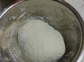 适量的面粉加入一个鸡蛋揉成光滑的面团，醒二十分钟备用