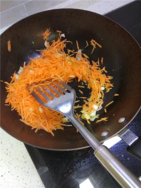 胡萝卜擦丝，锅内放油放入葱姜蒜爆香加入胡萝卜炒软