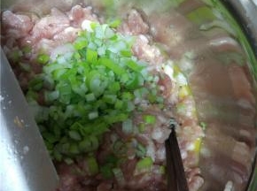 超好的胡萝卜加入肉馅中，放入适量的盐，酱油，味极鲜调味粉，香油用筷子顺着一个方向搅匀