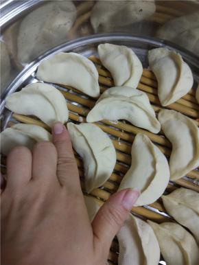 擀皮，包成饺子，一定要大