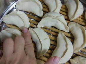 擀皮，包成饺子，一定要大