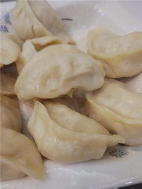 锅内放水烧开，把放好饺子的整体放上，大火十分钟左右，蒸熟饺子即可