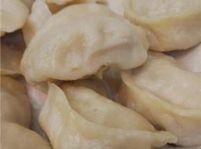 锅内放水烧开，把放好饺子的整体放上，大火十分钟左右，蒸熟饺子即可