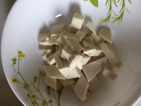 将豆腐洗干净，切成小块，注意别切得太碎