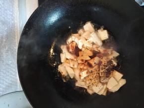 在锅里加入豆瓣酱和花椒粉