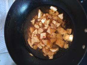 加入少量的水煮10分钟，加入少量的盐和糖，充分入味