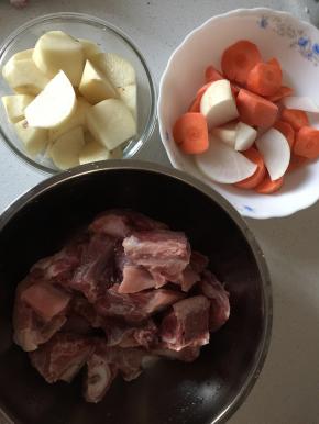 将胡萝卜、白萝卜、土豆洗净切大块